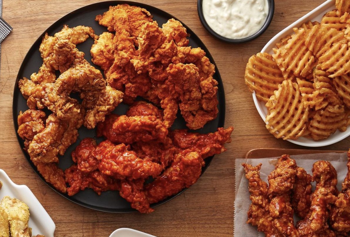WingsOverMKE's tweet photo. Happy #WingsOverWednesday! RT this for a shot at a free pound of boneless wings! Must follow to be eligible to win! Winner will be announced Friday May 14th https://t.co/hQ9r4cASQw
