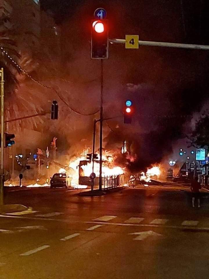 Syl_PressRoom's tweet photo. BRIGADE AL QASSAM : jika Israel tdk menghentikan serangan ke permukiman di gaza, kami akan membuat Israel seperti neraka jahanam...

TERBUKTI...
Tel Aviv membara dan porak poranda di hantam roket pejuang Palestina itu.. https://t.co/Sv69NBt3Mu