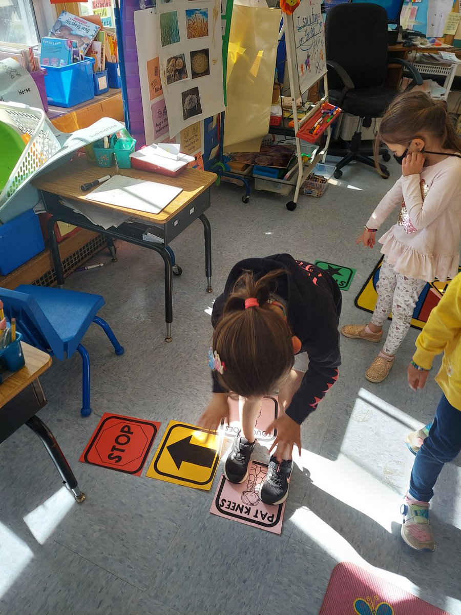 Kindergarten Coders are masterfully programming their robot friends during a computer science themed STEAM Session🤖