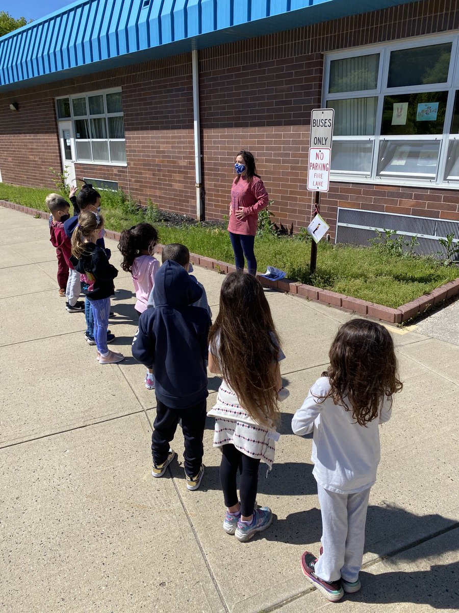 kindermillers's tweet photo. Belly Breathe with Miss Angellella ⁦@Awesome_Ellas⁩ ⁦@MillstonePS⁩ ⁦@MTPSMindfulness⁩ https://t.co/ri2GkX6htn