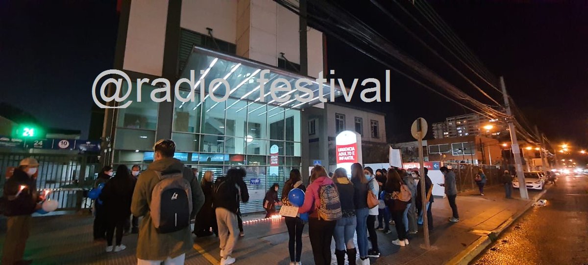 radio_festival's tweet photo. A esta hora comienza velatón  en el frontis del Hospital Clínico de #ViñadelMar por las enfermeras Vanessa Araya y Florencia Elgueta, ambas profesionales que se suicidaron por enfrentar presuntamente abusos laborales.
#InformóFestival https://t.co/ob27QDc7c0
