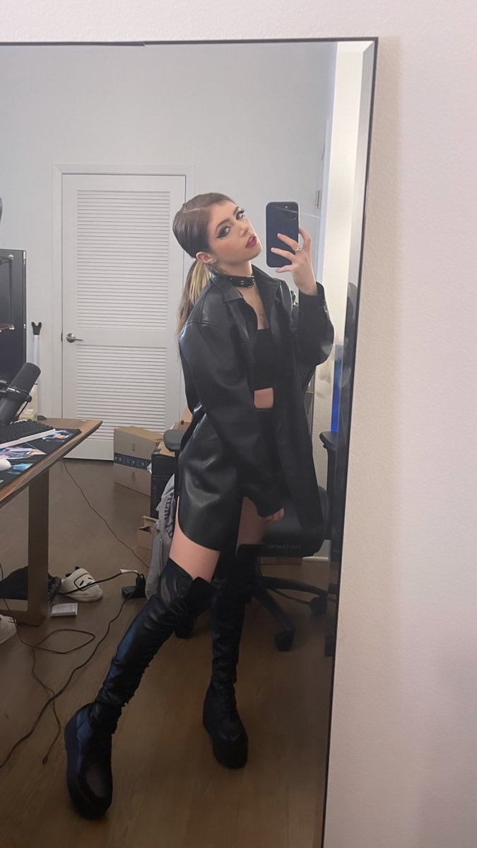 Chrissy Costanza tweet media