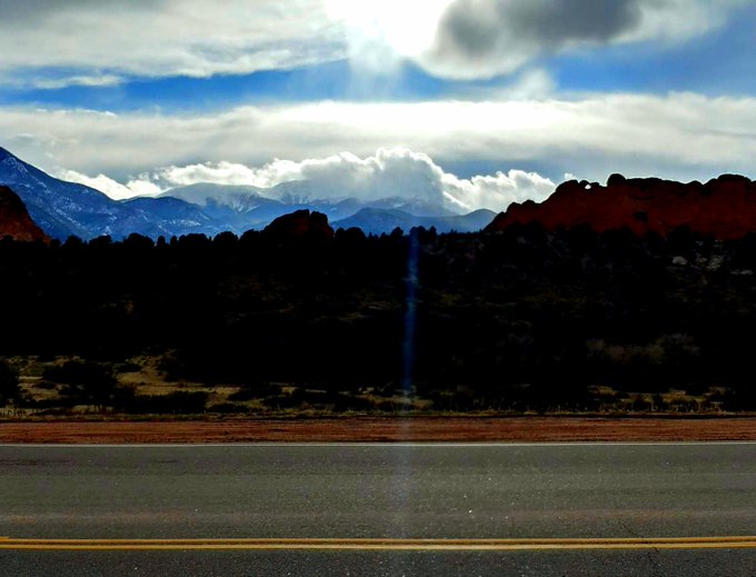 2 pic. Pikes Peak🌄 https://t.co/E64ojX1Phn