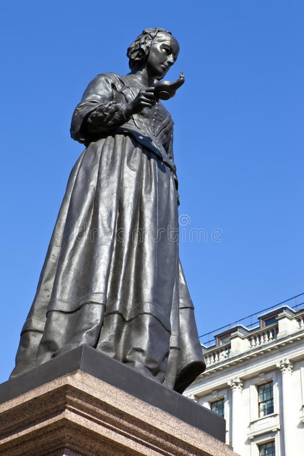 UcipHRUM's tweet photo. Hoy es el día de la enfermería (día del nacimiento de Nightingale) Conocidq por la dama  de la lámpara, por sus rondas cuidando enfermos. Hoy día nuestros enfermeros siguen sus pasos, aunque la lámpara de aceite ha sido sustituida por las luces del móvil. https://t.co/7yGNpmKsio https://t.co/o2Cz13VUpA