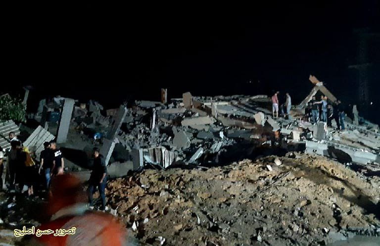 Bra2Sh's tweet photo. La défense civile palestinienne sauve une famille enterrée dans les décombres de sa maison qui a été bombardée par des avions de combat de l'occupation israélienne à Gaza.
#GazaUnderAttack 
#SaveSheikhJarraj 
#FreePalestine https://t.co/JNltqGY4pz