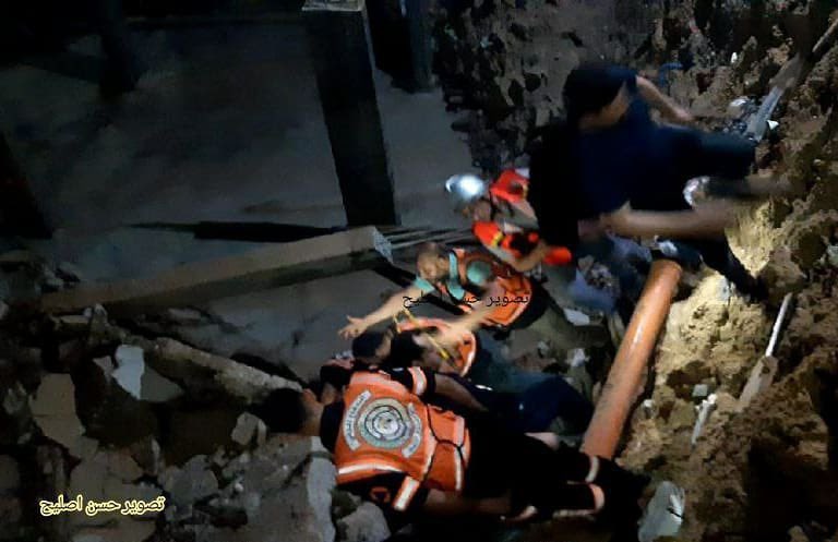 Bra2Sh's tweet photo. La défense civile palestinienne sauve une famille enterrée dans les décombres de sa maison qui a été bombardée par des avions de combat de l'occupation israélienne à Gaza.
#GazaUnderAttack 
#SaveSheikhJarraj 
#FreePalestine https://t.co/JNltqGY4pz