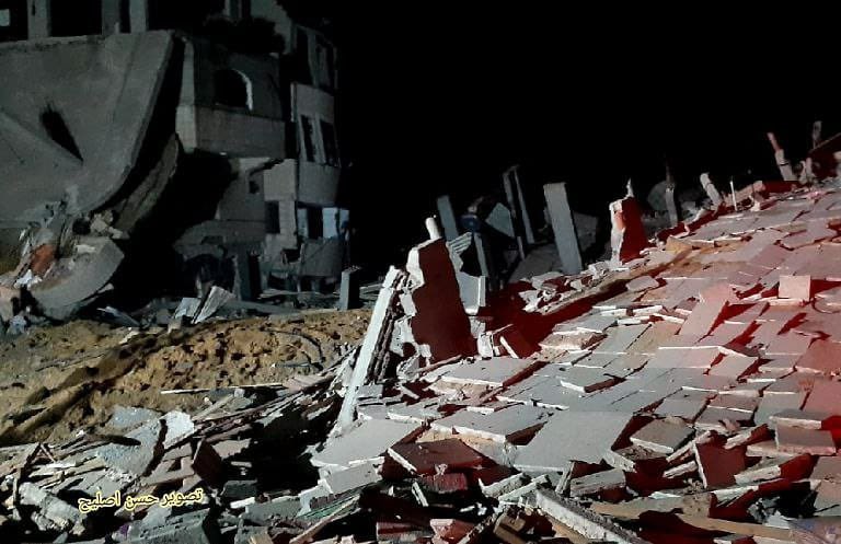 Bra2Sh's tweet photo. La défense civile palestinienne sauve une famille enterrée dans les décombres de sa maison qui a été bombardée par des avions de combat de l'occupation israélienne à Gaza.
#GazaUnderAttack 
#SaveSheikhJarraj 
#FreePalestine https://t.co/JNltqGY4pz