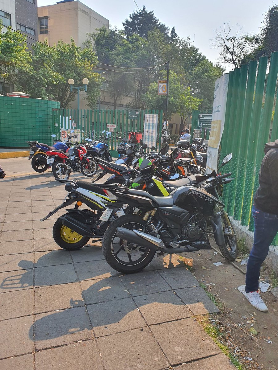 parka47's tweet photo. @AlcCuauhtemocMx en las mañanas en entrada peatonal Puerta 3 de Centro Médico Nacional Siglo XXI. Se estacionan obstaculizando la entrada a personas con problemas médicos, que asisten a dicho Centro Hospitalario. https://t.co/WxY3nlBhq0