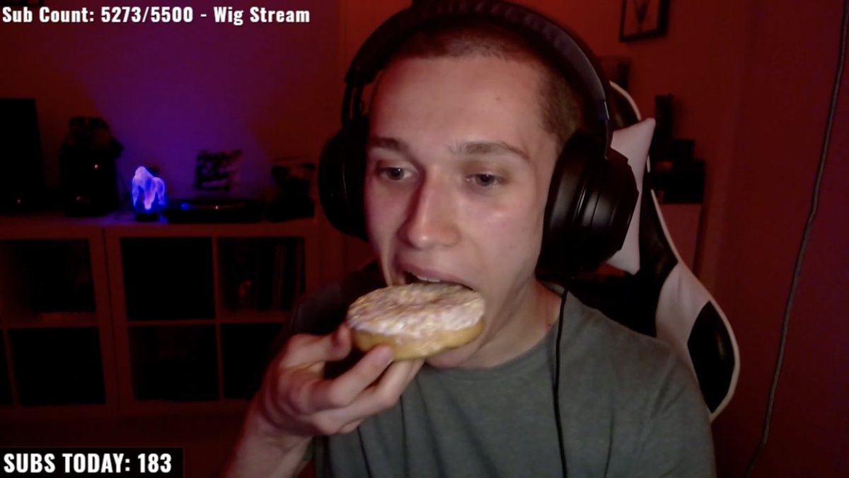 ENDER4LL1UM's tweet photo. Jack Manifold &amp; a donut, a thrilling saga 🧵 (this is a /hj thread in honor of @/bean_thebee) https://t.co/ZNFFsIDcJs