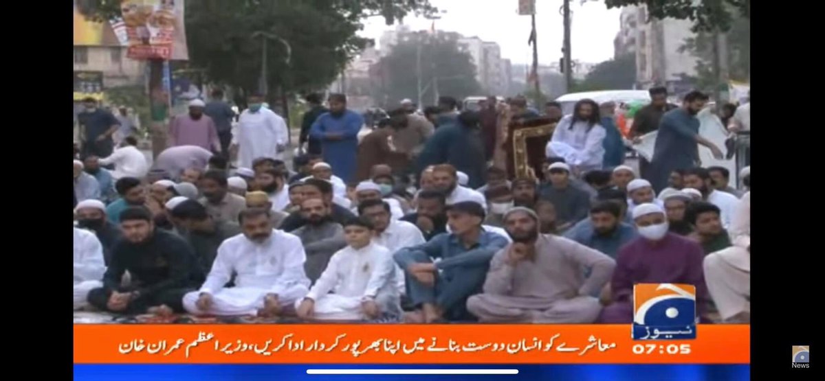 aamm_c_larki's tweet photo. This is Eid Namaz at Minar e Pakistan ground and in Karachi. No distancing and almost NO ONE wearing a mask. In other places where there is some social distancing there is still no mask wearing another superspreader event!Who will be responsible for the deaths that come from this https://t.co/09nGt3mv5L