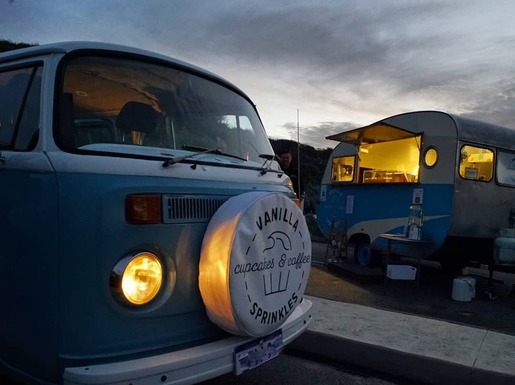 DramFineIdea's tweet photo. Starting the day, celebrating Lauren, with cupcakes and coffee. Getting to check out the new van is just a bonus!!!
#coffee #cupcakes #birthday #volkswagen #kombi #kingcaravan https://t.co/d9NI1KnLuF https://t.co/CBGdRc6Jad