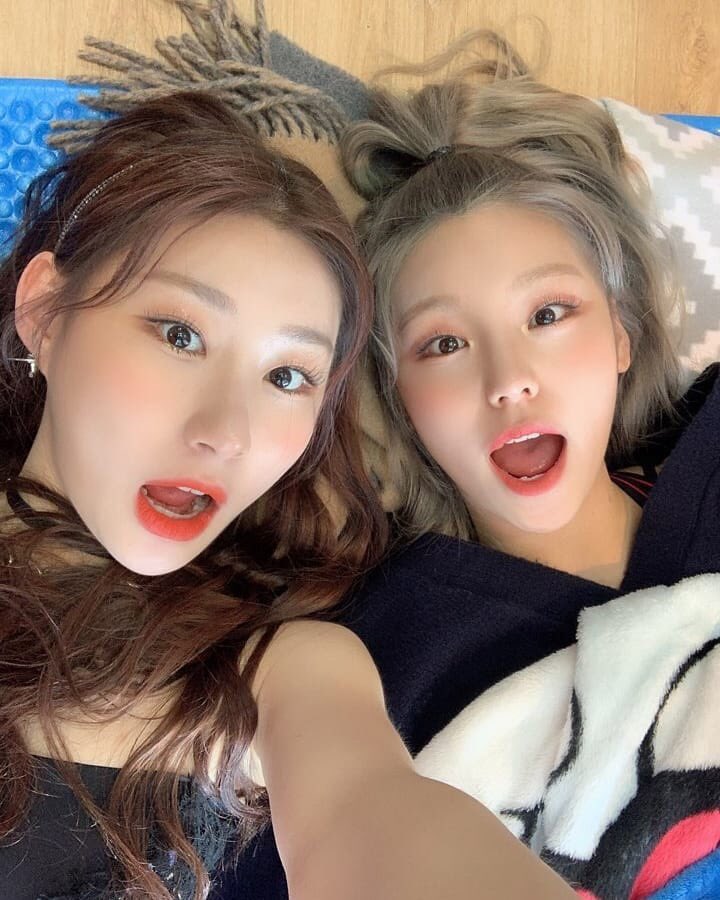 urlocalitzy's tweet photo. Go lesbians!🏳️🌈 gritaron las novias de la nación, Saku y Lucy, mientras hacían una carrerita para ver quién llegaba primero al #DN3rdCB! Esta hermosa parejita está más que feliz de compartir este momento tan bonito y les deseamos un feliz #1YearOfDREAMNIGHT! 🥳💜 https://t.co/wDcpS7rflx