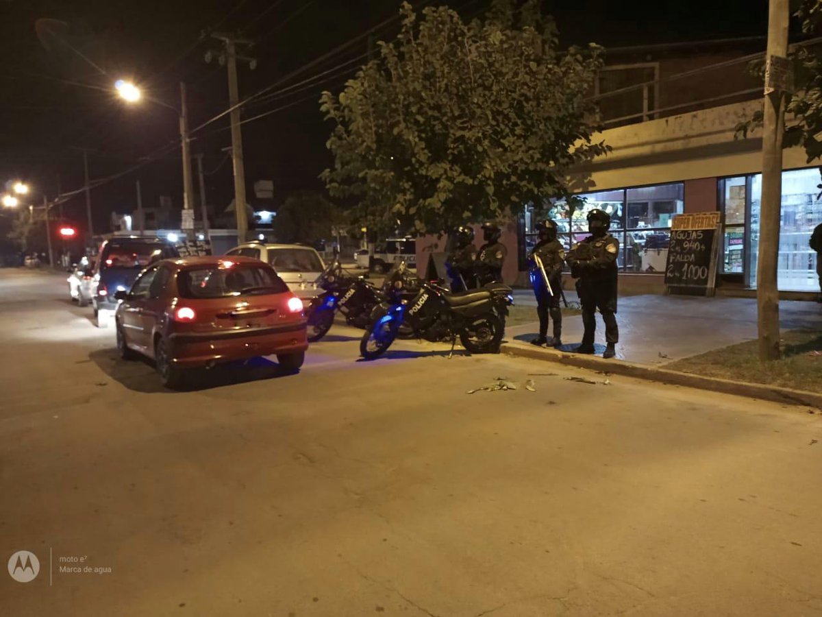 PoliciaCbaOf's tweet photo. Prosiguiendo con los dispositivos de seguridad, se desarrolló un operativo fiscalizado por el dir. de Seguridad Zona Este, Cristian Mazza en Bº #YofreNorte. Además en Bº #VillaelLibertador, #StaIsabel1º y #StaIsabel2º participan efectivos del #CAPIII, Policía Barrial y SEOM. https://t.co/imJGQgg7LK