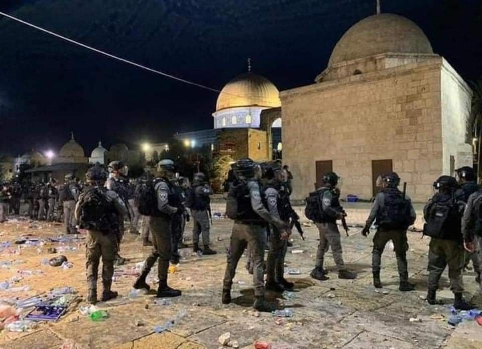 SharjunMd's tweet photo. Major assault on worshippers at Masjid al-Aqsa on the 26th night of Ramadan. More than 130 people have been injured in clashes between Palestine worshippers &amp; Israeli Forces at #MasjidAlAqsa in Jerusalem. Pray for Palestine #PrayForPalestine
#MasjidAlAqsa #PalestineWillBeFree https://t.co/s0Vf3S9XK3
