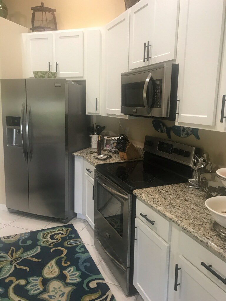 #HDIS #CustomerSatisfaction #SouthNaples 🌴☀️6348 🧡 Paces “Transitional Shaker”  in Feather White w/ coordinating Black Square Pulls to tie together the look  with their new granite countertop 🧡<a href="/4EvaARich/">@EvaRich_HDI</a> <a href="/JAMES_URINYI/">James</a> <a href="/AdishLawhead/">Adis Lawhead</a> <a href="/LauderdaleHdi/">Mo Asif</a> @THDdiana