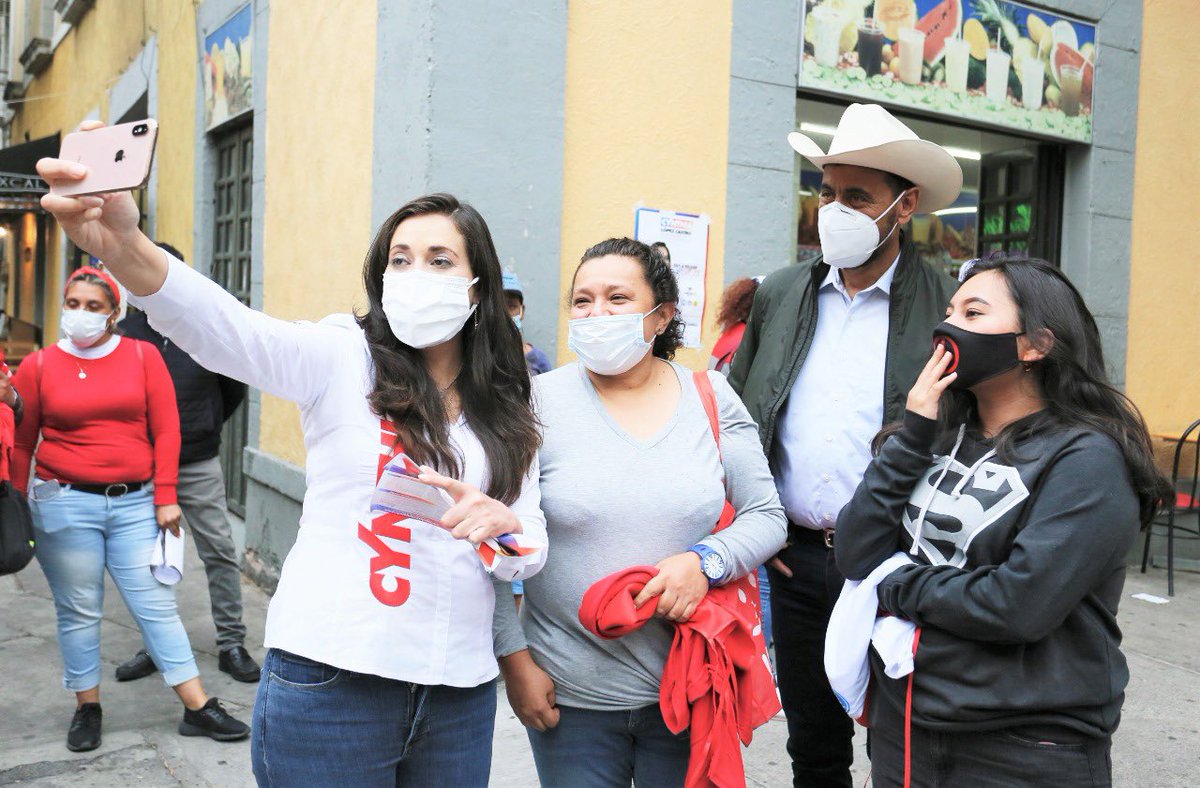 hernandezderas's tweet photo. Acompañé a mi amiga @cynthialopezc1, a un recorrido en la colonia Santa María la Ribera, sede de la Casa de los Campesinos. Fue un gusto ver cómo la recibieron los vecinos. Vamos por un cambio frente a la inseguridad y la falta de oportunidades.

#VaPorMéxico https://t.co/BqNKO9MkND