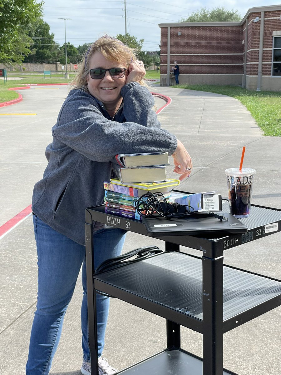 Last day @BeckendorffJH for curbside library service. Picking up book and devices. #katylibraries #bdjhpride @katy_libraries