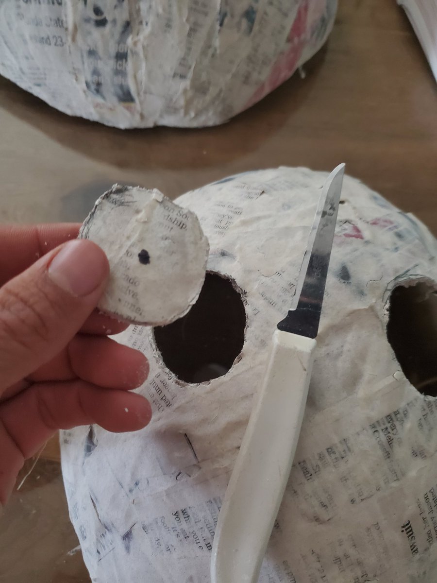 Springlocked8's tweet image. Here is part 1/3 of making Googly-Eye-Mustache-Man mask!
#cosplay #oc #art