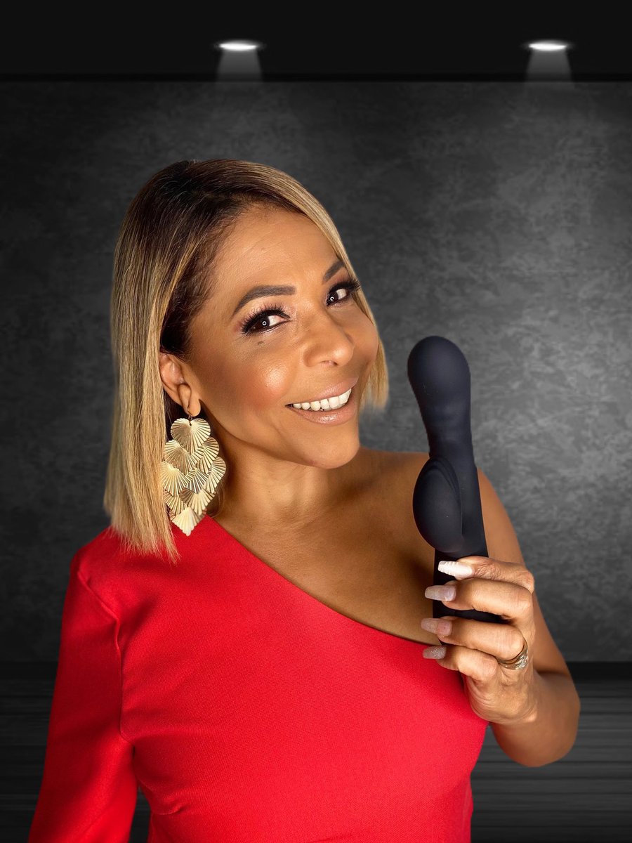 Usar un vibrador ayuda a las mujeres a alcanzar más y mejores orgasmos, mientras que alivia a los hombres de la pesada carga de la virilidad.💋🔥