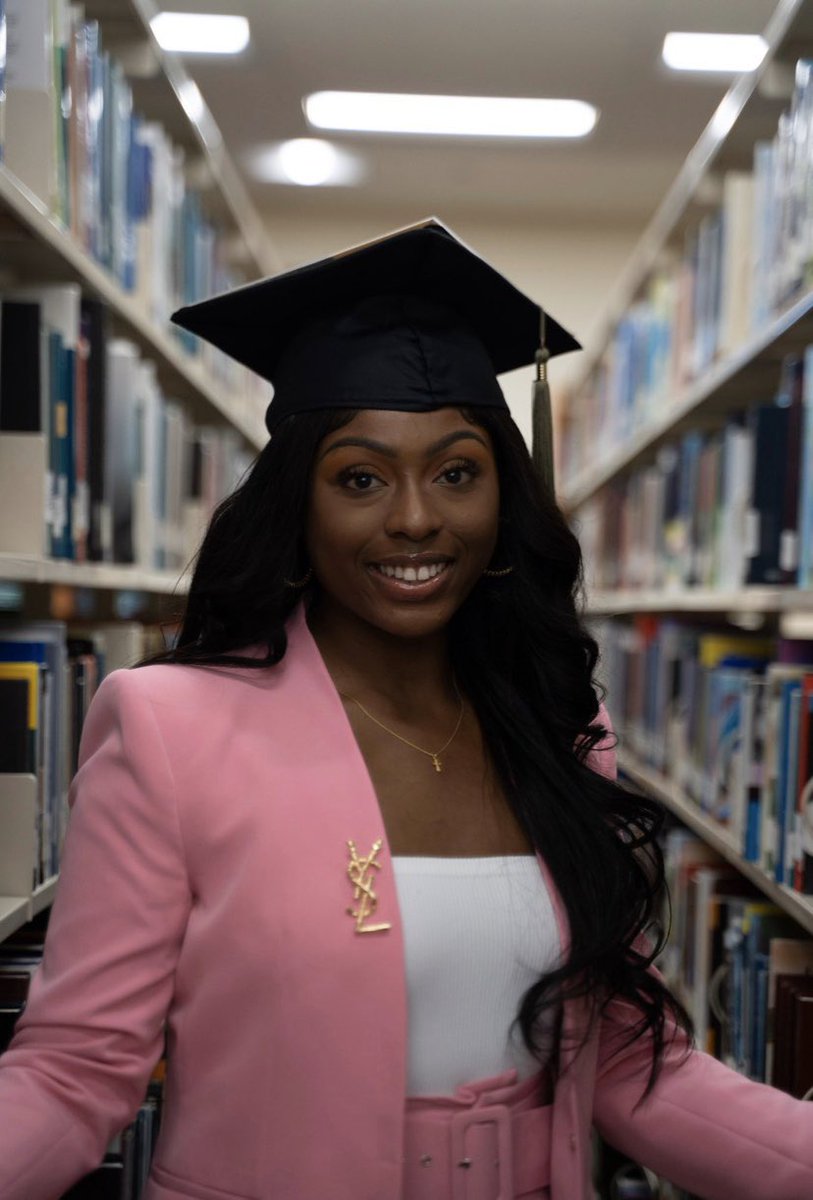 TiaraLash's tweet photo. Call me BIG fish 🎓.                                    #PVGradSwag #HBCUGrad https://t.co/maF74ESvrj