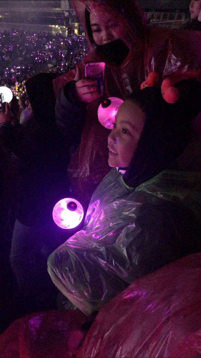 baoTAEfuL's tweet photo. Me & Bubba at the end. ๐ฅบ๐
I vote @BTS_twt for #BBMAsTopSocial ๐
#BTSARMY #SpeakYourselfWorldTour #BTSxSoldierField #BTSxChicago https://t.co/zLOoK7jDgP