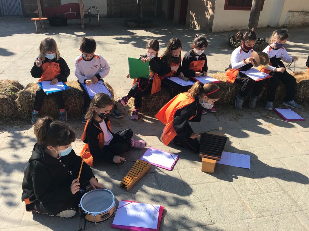 vedrunacent's tweet photo. Els nens i nenes de 1r ens estem preparant pel 4t i últim programa de ràdio!! #1PRIMSSCC https://t.co/QS7eE9ImsO