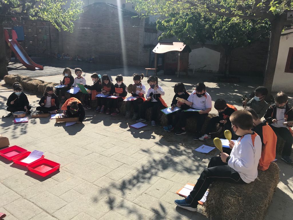 vedrunacent's tweet photo. Els nens i nenes de 1r ens estem preparant pel 4t i últim programa de ràdio!! #1PRIMSSCC https://t.co/QS7eE9ImsO