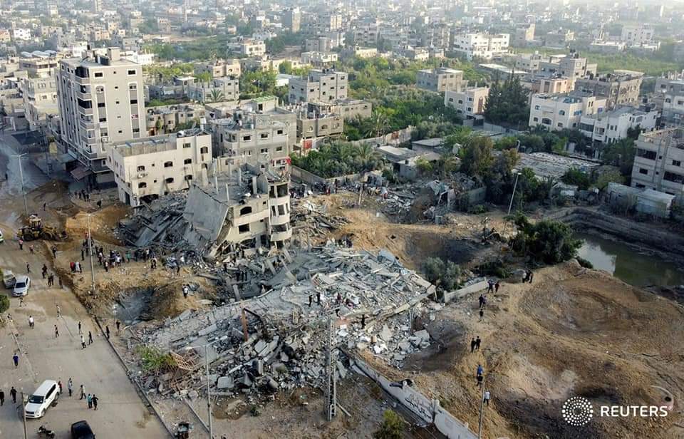 Mohammedlbaba2's tweet photo. Mass destruction strategy is intentionally being used by the Zionist Airstrikes north of Gaza. Many lives were saved from under the rubbles. Two Martyrs were  reported dead.
القصف الغاشم الذي استهداف برج أبو صفية والمنازل المجاورة له محيط دوار الشيخ زايد. 
#عيد_الفطر https://t.co/9VgxRupPYD