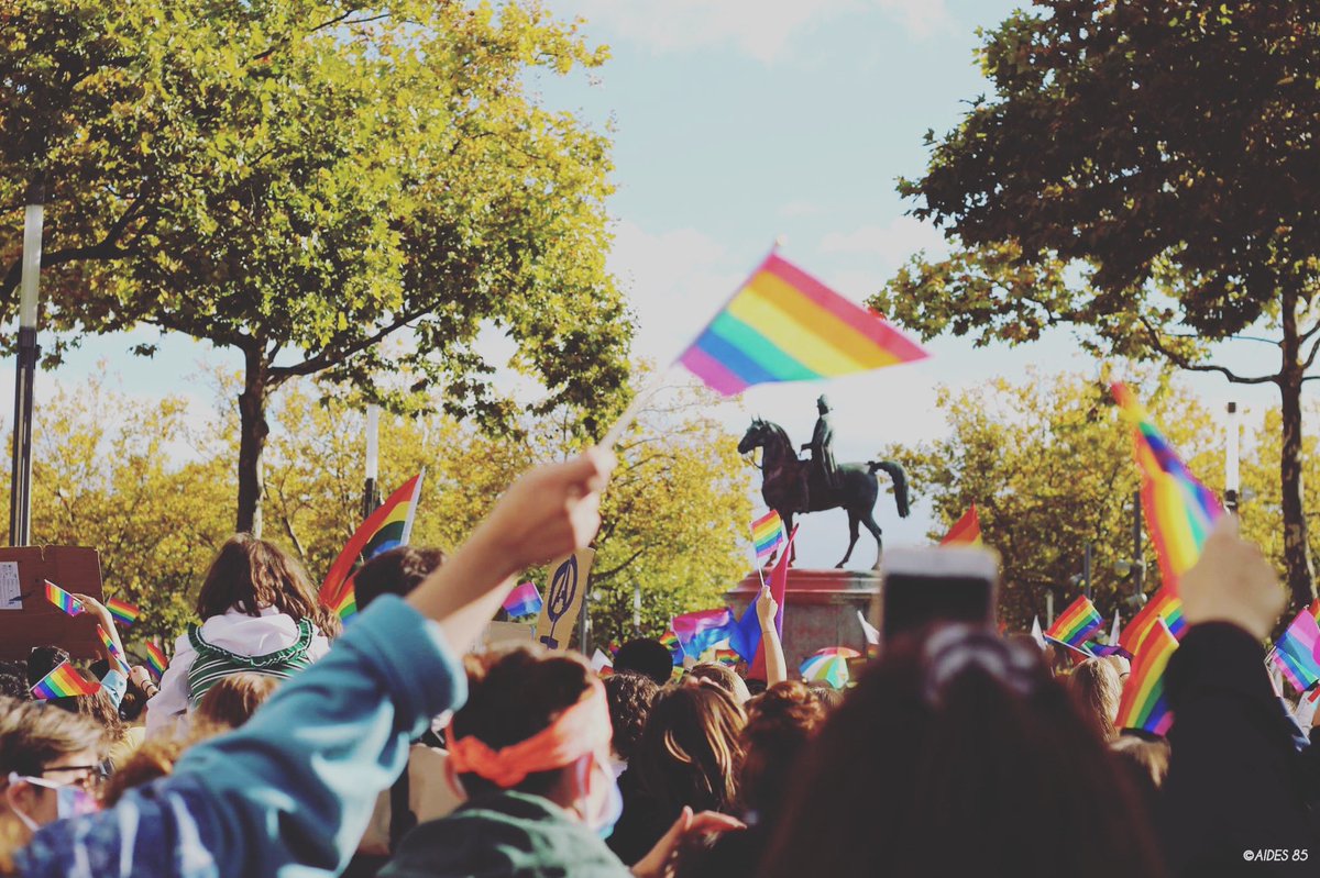 La réouverture du centre de Vendée et la possibilité de vous recevoir en permanence, les samedis,notre  permanence de réouverture est fixée au samedi 22 Mai de 10h30 à 12H30.N'hésitez à nous contacter pour vous confirmer votre venue sur le mail du centre : centrelgbt85@gmail.com