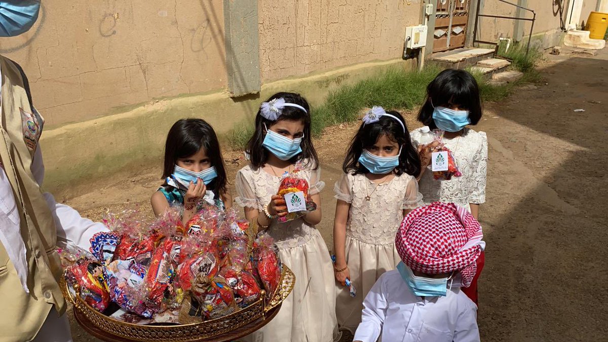 أنهى #فريق_أباالورود_التطوعي 

توزيع العيديات على أهالي وأطفال وجاليات #أباالورود

ضمن مبادرة #أمير_القصيم حفظه الله #عيدنا_في_حينا

والتي جهزها القسم النسائي في #فريق_أباالورود_التطوعي

كل الشكر لمن أدخل الفرحة على قلوبنا

و #كل_عام_وأنتم_بخير 

#عيد_الفطر_المبارك
