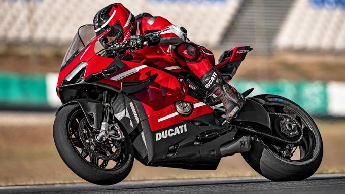 IverjoRally's tweet photo. Hoy ha venido Ducati con su nuevo piloto a testear nuestro circuito y su nueva moto.
#Ducaticampeon #lamejormoto https://t.co/bSn1hdy15T