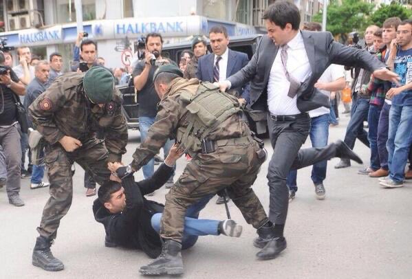 Jls1__1Nn's tweet photo. “Bir avuç kömür için bir ömür verenler”Babasız evlatlar, eşsiz kalan kadınlar, yıkılan aileler..... Ne 301 canı ne de atılan tekmeyi unutmadık unutmayacağız!  #SomayıUnutma #SomaFaciası #7YılDönümü #13Mayıs2014 https://t.co/jf2rDii3E1