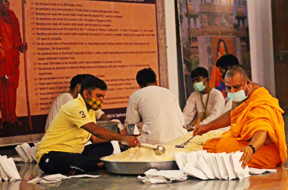 nipunmarya's tweet photo. Distribution of free meals at the doorsteps of the Covid Patients in Gurugram through #CovidFoodAid. #vivoCares @GurugramIskcon https://t.co/dVJ66yzDNt