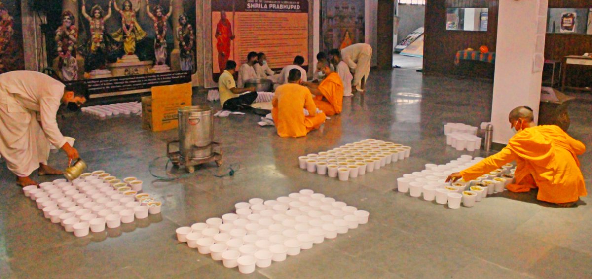 nipunmarya's tweet photo. Distribution of free meals at the doorsteps of the Covid Patients in Gurugram through #CovidFoodAid. #vivoCares @GurugramIskcon https://t.co/dVJ66yzDNt