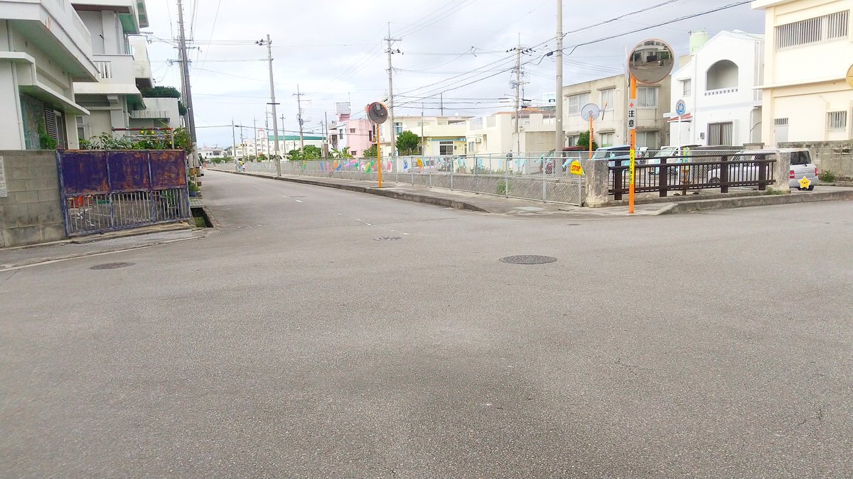 Kozaフィルムオフィス On Twitter 色鮮やかな鯉のぼりがたくさん揺らめく大きな川 帰宅途中の親子さんも楽しんで眺めていました 広い道路に大きな川に子どもたちのはしゃぎ声 こんな所もあるなんて 沖縄は良い場所だなぁ 川が少し淀んでいる気はするケド
