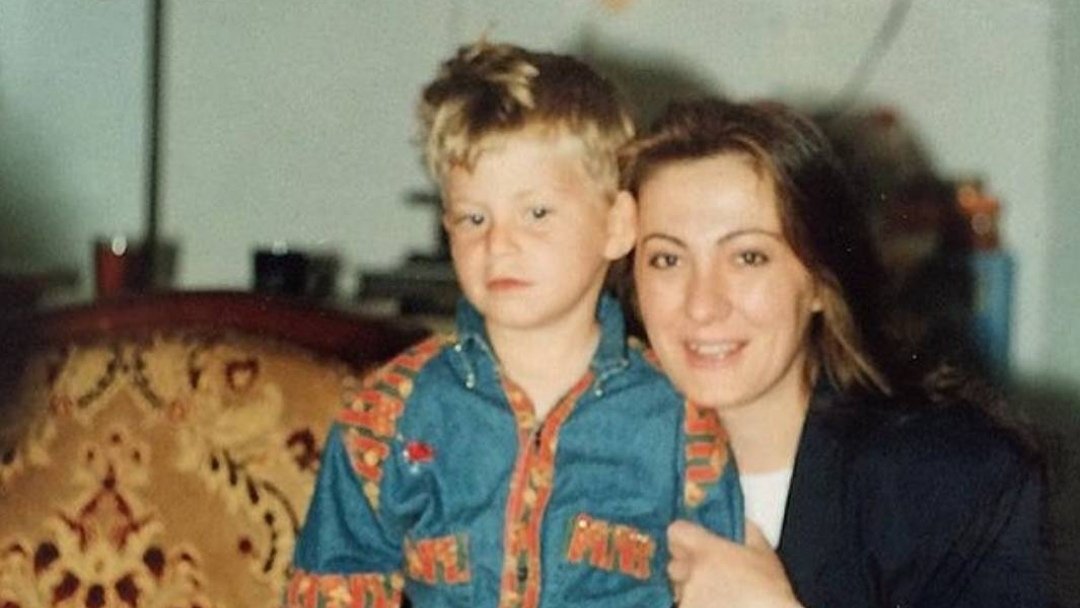 " Bugün bayram erken kalkın çocuklar 
Giyelim en güzel giysileri"

İyi bayramlar🍬

@ErenVurdem
