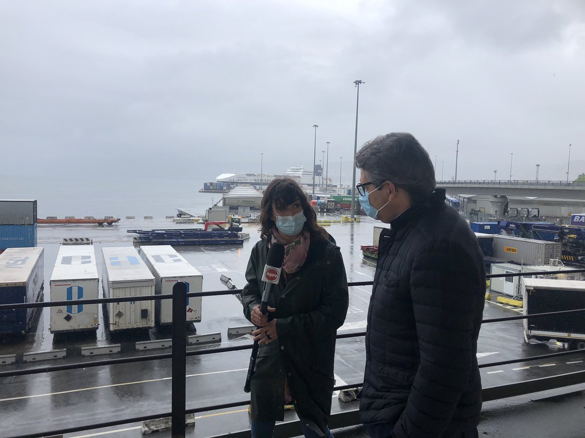 Buon giorno a tutti dal porto di Trieste siamo in diretta con <a href="/saracesto/">Sara Mariani</a> su <a href="/agorarai/">Agorà</a> per parlare di traffici, merci e treni che da qui partono verso tutta Europa ⚓️🚢🚆