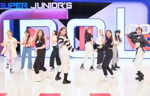 Weeekly_Global's tweet photo. [PREVIEW] @_Weeekly alongside Secret Number at Super Junior's ‘Idol VS Idol’ 📸 1/2

#Weeekly #위클리 https://t.co/2BNp86r0iP