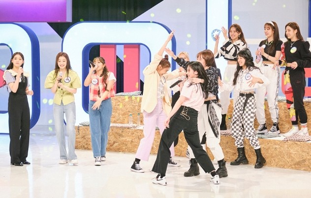 Weeekly_Global's tweet photo. [PREVIEW] @_Weeekly alongside Secret Number at Super Junior's ‘Idol VS Idol’ 📸 1/2

#Weeekly #위클리 https://t.co/2BNp86r0iP