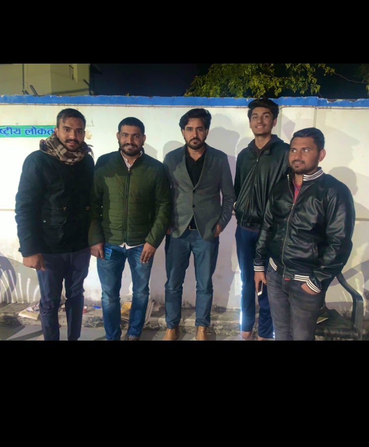 बड़े भाई <a href="/VijayBeniwal_/">Vijaypal Beniwal</a>  जी को जन्मदिन की हार्दिक बधाई ।।