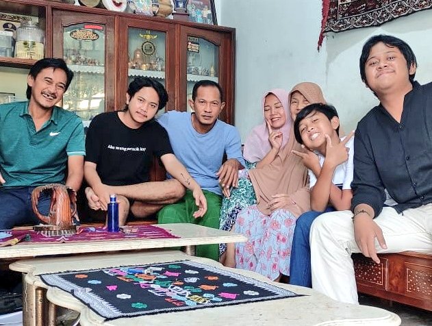 Mahardikapraz's tweet photo. Meox famz and the kids https://t.co/Iv0im0urID