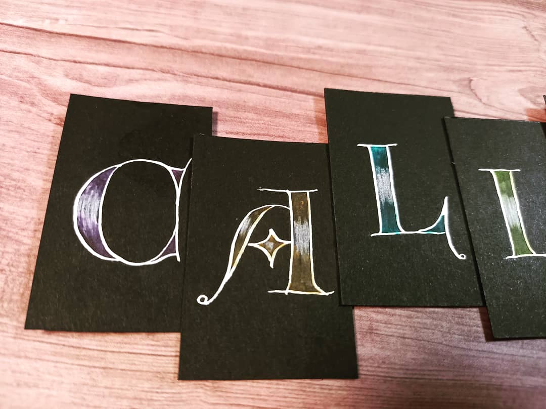 yuktank79's tweet image. ちょっとしたラクガキ✒️

#calligraphy 
#illuminatedinitials #colorpencil 
#pastelpencils 
#bleedproofwhite 
#handlettering 
#handwriting 
#beautifulwriting 
#gpen