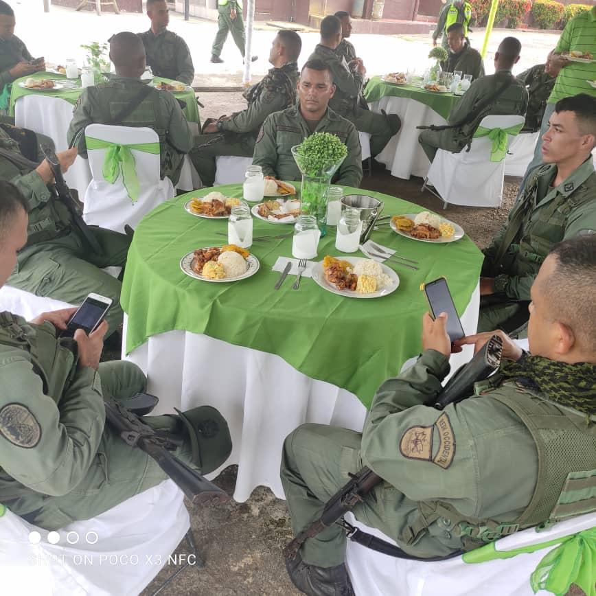 D116GNBZulia's tweet photo. #GNB El Cddno Cmdte del D-116, Realizo agasajo y entrega de obsequios a efectivos que se encontraban en las "B.P.F MATA DE COCO", con el fin de darle bienestar al personal "NUESTRA PREMISA ES EL GUARDIA NACIONAL BOLIVARIANO"

#GNByPuebloUnido
.@NicolasMaduro 
.@cmdtegralgnb https://t.co/yFYrNAxTKG
