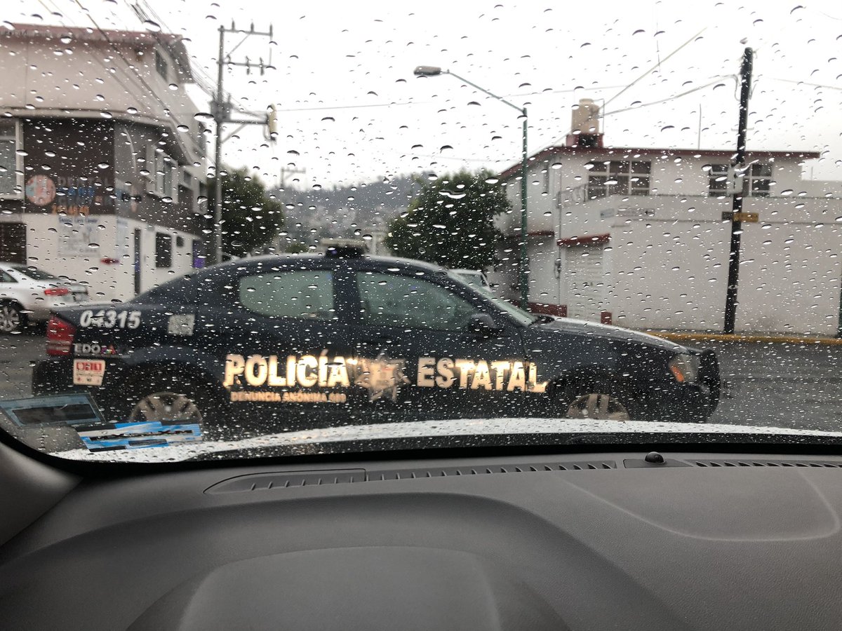 Estos policías no me dejaban salir por la calle de mi casa teniendo una emergencia hospitalaria, no se querían quitar ante caprichos según ellos, aventaron a mi papá, todo por el partido de fútbol. <a href="/SS_Edomex/">Secretaría de Seguridad del Estado de México</a> <a href="/PoliciaToluca/">Seguridad Pública</a> <a href="/TolucalaBellaCd/">TOLUCA</a> <a href="/TolucaGob/">Ayuntamiento de Toluca</a>