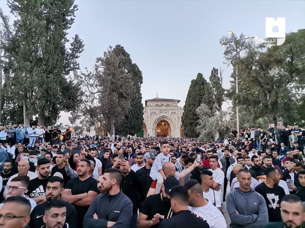 MyPalestine0's tweet photo. توافد أعداد كبيرة من الفلسطينيين الى المسجد الأقصى المبارك لتأدية صلاة #عيد_الفطر https://t.co/UAxIiyclFp