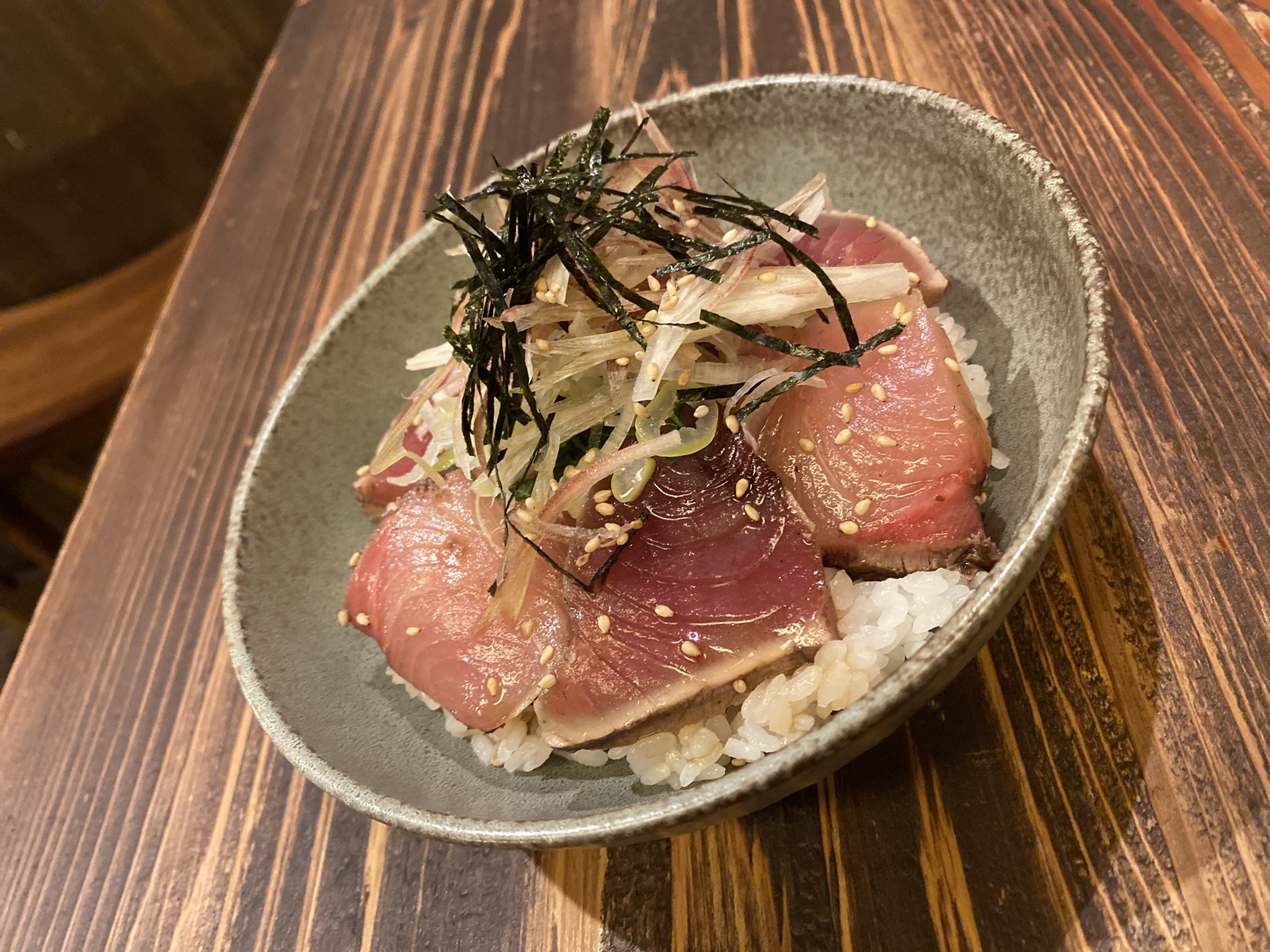 居酒茶屋 鑪 たたら カツオとブリの藁焼き漬け丼 自家製の漬けダレに藁焼きしたカツオとブリを贅沢に漬け込みました ネギ ミョウガ 大葉のたっぷりの薬味と一緒に召し上がれ テイクアウトもできます T Co Ys8vudacib Twitter