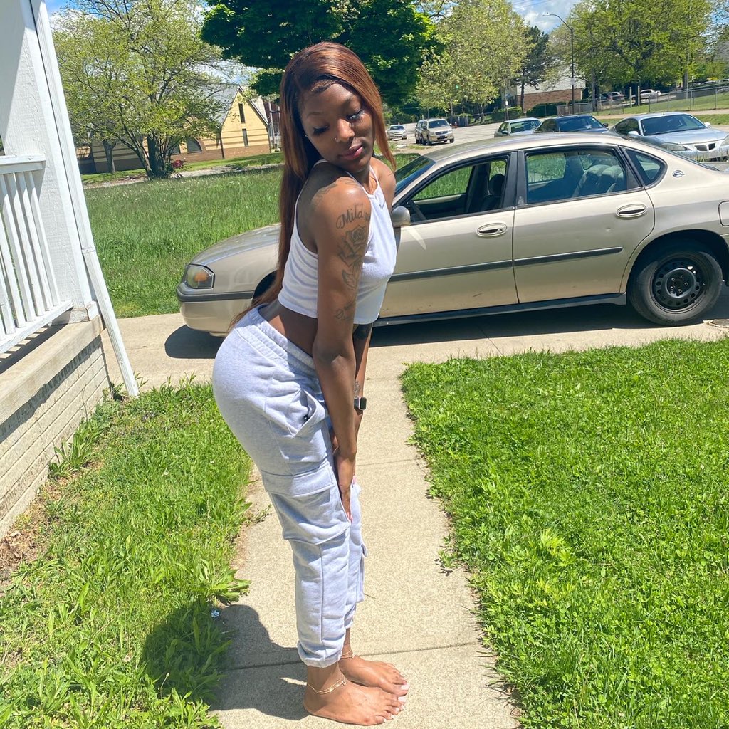 myjaaaa1's tweet photo. birthday slowing approaching 🥳💜 https://t.co/v5eyWMWACY