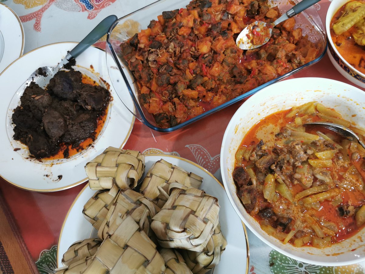 sriaw's tweet photo. @suneo138 Alhamdulilah jadi juga rendangnya maknyusss... Rendang menjadi menu baru lebaran tahun ini menemani sambel goreng ati, kare ayam, ketupat dll... 👍👍😍😍🌹🌹 https://t.co/t1w72fZ8dd