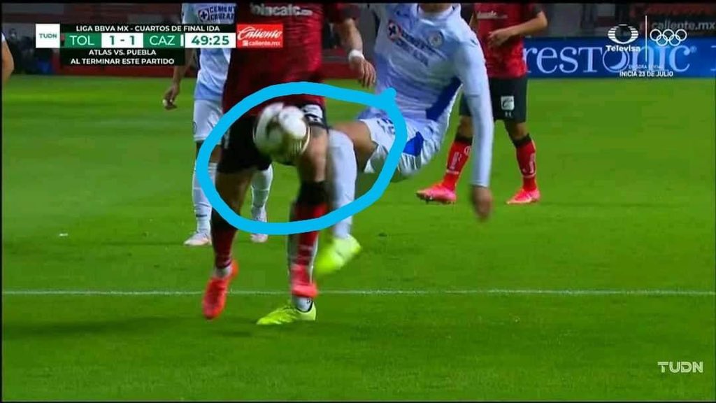 sPsDiablo's tweet photo. @CruzAzul Deben lograr entender que la rodilla no es el balón! https://t.co/ITLYD5kpLm