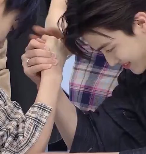 แกเราเขิลเขามาก เขิลมือ เขิลแขน เขิลสีผิว เขิลทุกอย่าง ㅠㅠ